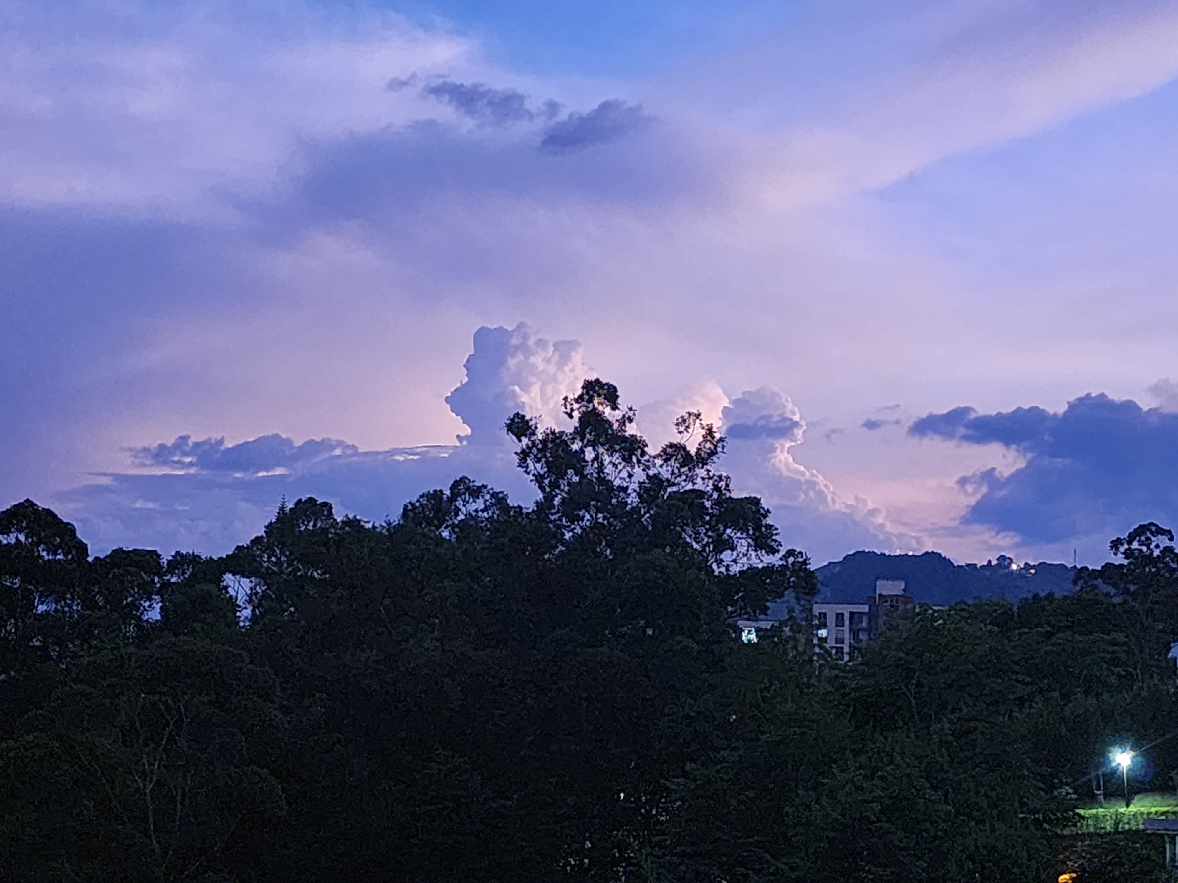 Crepúsculo sobre el valle